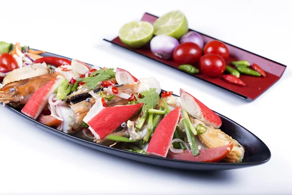 Ensalada tailandesa de mariscos picantes en el plato —  Fotos de Stock