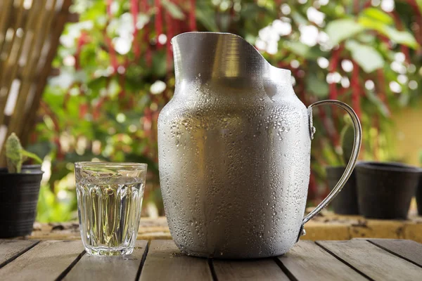 Sklo a kov džbán vody — Stock fotografie