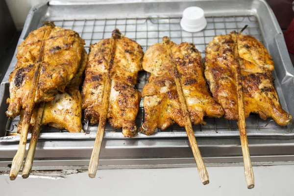 Asar pollo en la bandeja — Foto de Stock