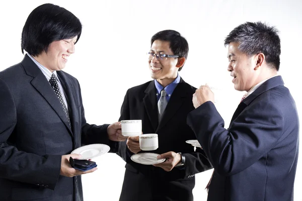 Tre asiatico uomo d'affari con caffè pausa avendo conversazione — Foto Stock