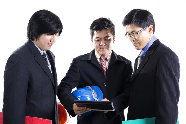 Reunión de tres hombres de negocios y uso de Tablet — Foto de Stock