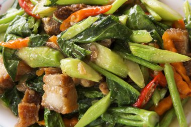 Kızarmış kale gevrek domuz eti ile karıştırın 