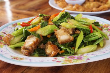 Kızarmış kale gevrek domuz eti ile karıştırın 