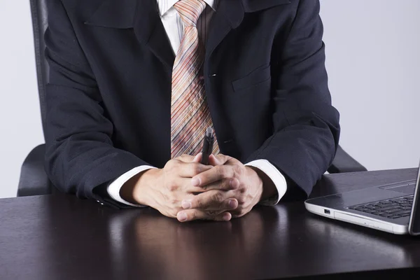 Geschäftsleute halten den Stift in der Hand — Stockfoto