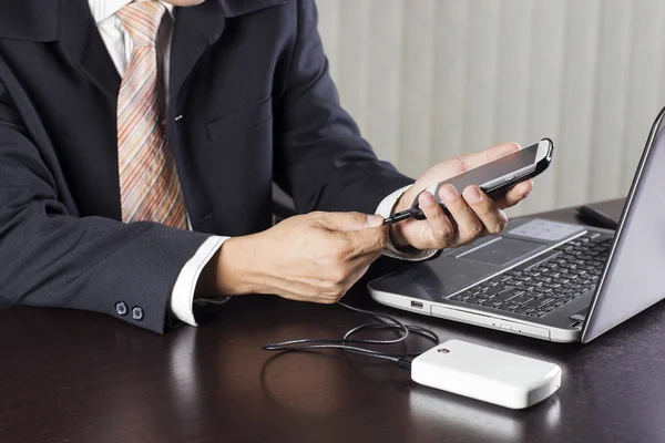 cep telefonunu şarj iş adamı