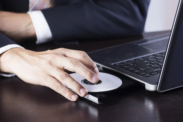 Schijf invoegen op een laptopcomputer — Stockfoto