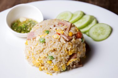 pişen pilav ile jambon