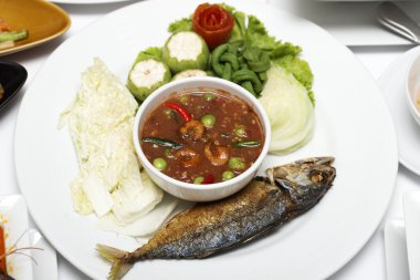 Kızarmış uskumru ve sebzeli biber ezmesi.