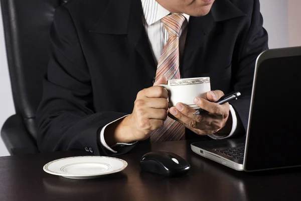 Strony biznesmen trzymając kubek kawy — Zdjęcie stockowe