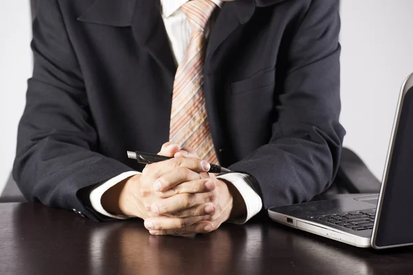 Mano del hombre de negocios sosteniendo la pluma —  Fotos de Stock