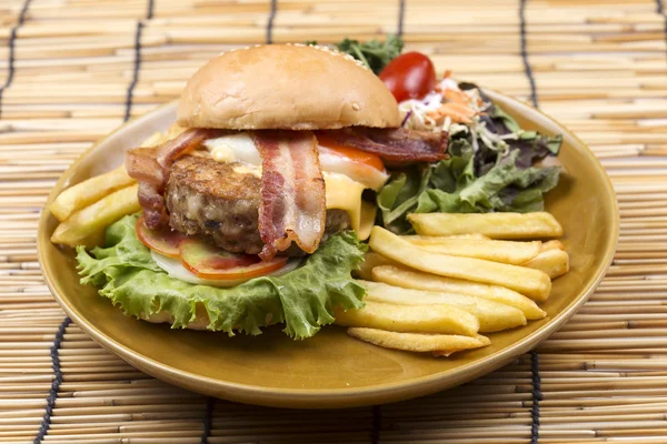 Hamburger bacon de bœuf — Photo