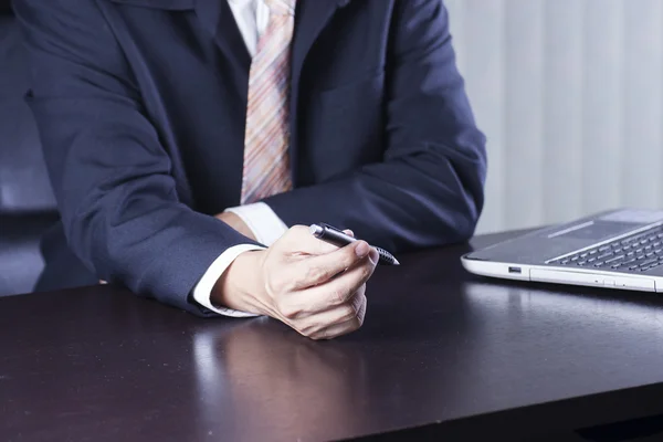 Hand des Geschäftsmannes mit dem Stift — Stockfoto