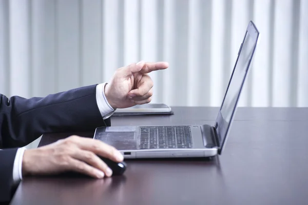 Biznes człowiek rąk za pomocą komputera laptopa — Zdjęcie stockowe