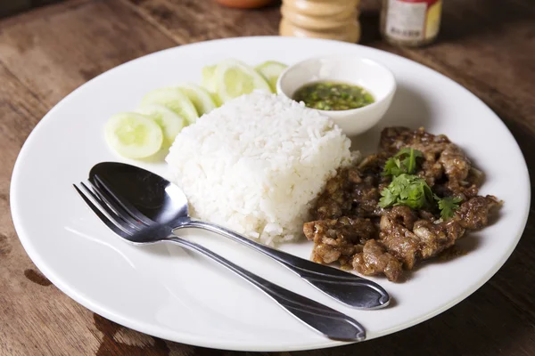 Daging babi goreng dengan bawang putih disajikan dengan nasi uap — Stok Foto