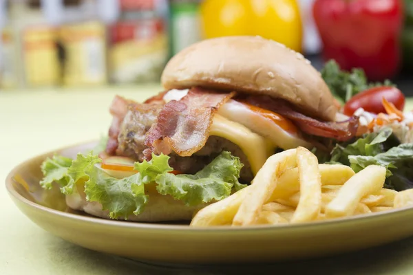 Nötkött bacon hamburgare — Stockfoto