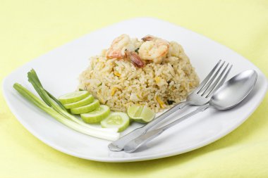 Kızarmış karidesli pilav karıştırın