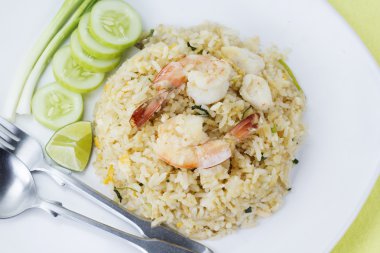 Kızarmış karidesli pilav karıştırın