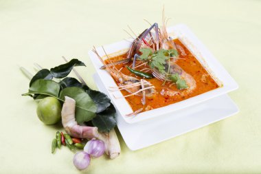 Tom yam kung ve baharatlı karides çorbası ekşi