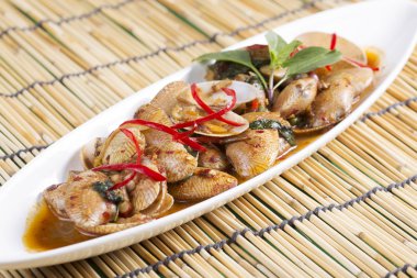 Kızarmış istiridye kavrulmuş chili yapıştır ile karıştırın 