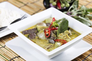 Yeşil köri tavuk çorbası