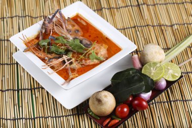 Tom yam kung ve baharatlı karides çorbası ekşi