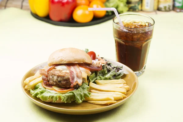 Tocino de carne de hamburguesa con bebida Cola — Foto de Stock