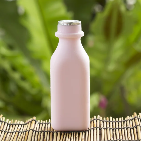 Клубничный вкус молока — стоковое фото