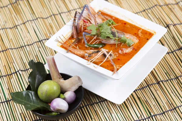 Tom yam kung syrlig och kryddig räkor soppa — Stockfoto