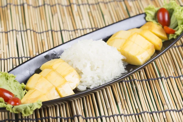 Mango maduro y arroz pegajoso cocido con leche de coco — Foto de Stock