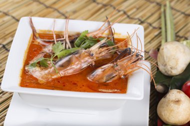 Tom yam kung ve baharatlı karides çorbası ekşi