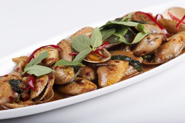 Közlenmiş Kırmızı biber yapıştır ile kızarmış istiridye yakın kadar karıştırın. 