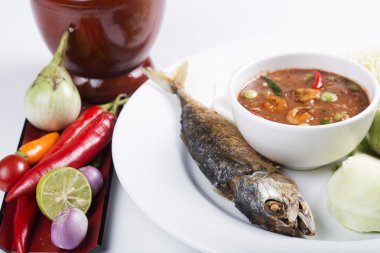 Chili yapıştır ile kızarmış uskumru 