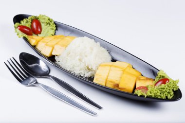 Hindistan cevizi sütü ile olgun mango ve yapışkan pirinç pişmiş