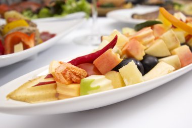 Baharatlı meyve salatası Tay tarzı 