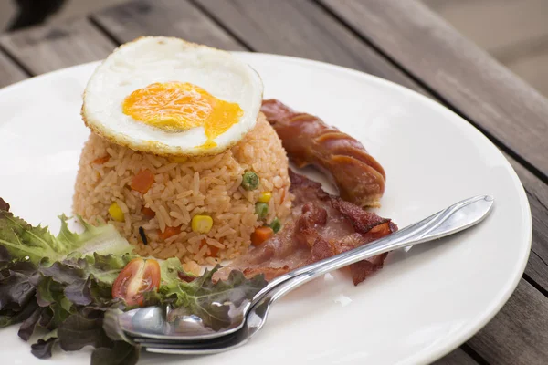 Жареный рис с яичным беконом и колбасой — стоковое фото
