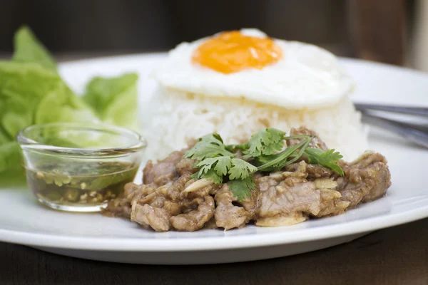 Gebratenes Schweinefleisch mit Knoblauch und Pfeffer umrühren — Stockfoto