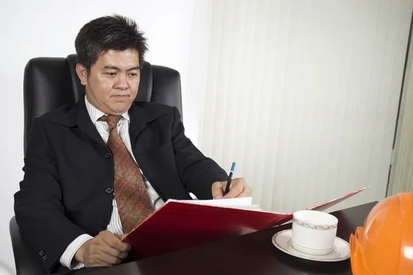 Homme d'affaires qui rédige le document — Photo