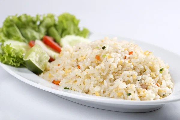 Smažená rýže s krabím na desku — Stock fotografie