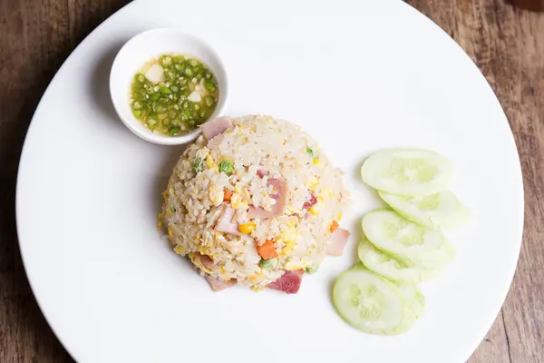 Gebakken rijst met ham — Stockfoto