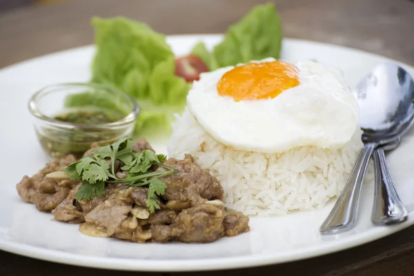 Sarımsak hizmet Buhar pirinç ile kızarmış domuz eti ilave edin — Stok fotoğraf
