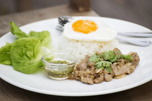 Daging babi goreng dengan bawang putih disajikan dengan nasi uap — Stok Foto