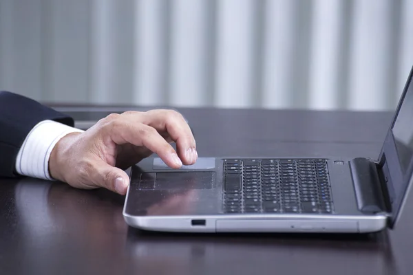 Close up mão de homem de negócios usando o labtop — Fotografia de Stock