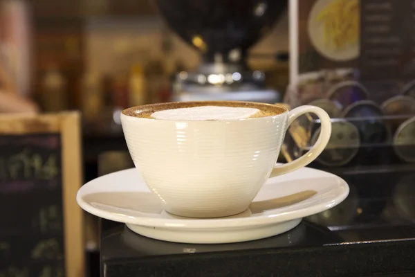 Tasse frischen Cappuccino-Kaffee — Stockfoto