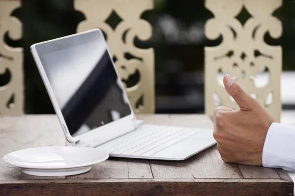 Obchodní člověka ruce pomocí laptop počítač — Stock fotografie