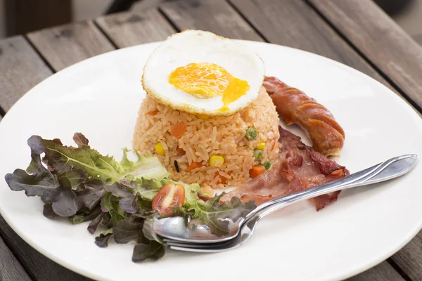 Arroz frito con tocino de huevo y salchicha — Foto de Stock