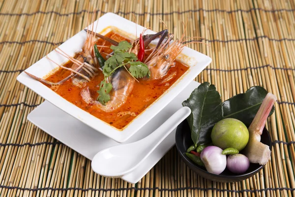 Tom yam kung aspro e piccante di zuppa di gamberetti — Foto Stock