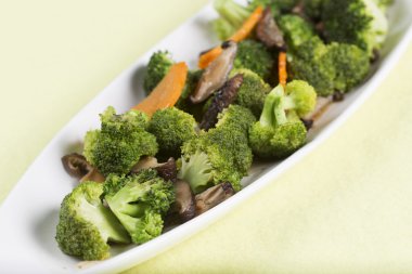 Üç kızarmış sebze karıştırın