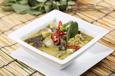 Yeşil köri tavuk çorbası