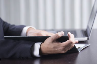 bir belgeyi okurken iş adamı