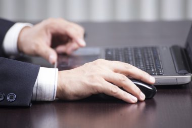 dizüstü bilgisayar kullanan iş adamı 
